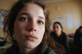 „Bojím se strejdů.“ Zpovědi dívek z diagnostických ústavů v Česku o tom, jak přicházejí o důstojnost - Médium.cz